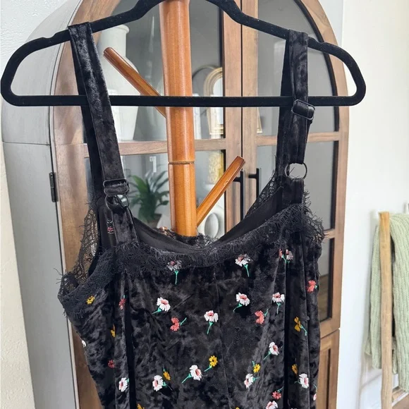 NWOT ASOS DESIGN Curve embroidered velvet midi slip dress with lace trim - Picture 6 of 8